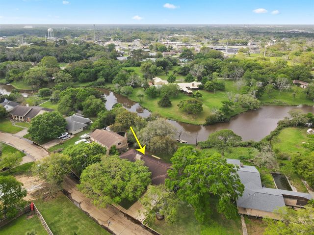 115 Bayou Glen Street, Hitchcock, TX 77563