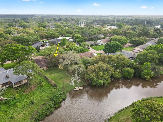 115 Bayou Glen Street, Hitchcock, TX 77563