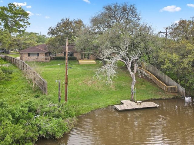 115 Bayou Glen Street, Hitchcock, TX 77563