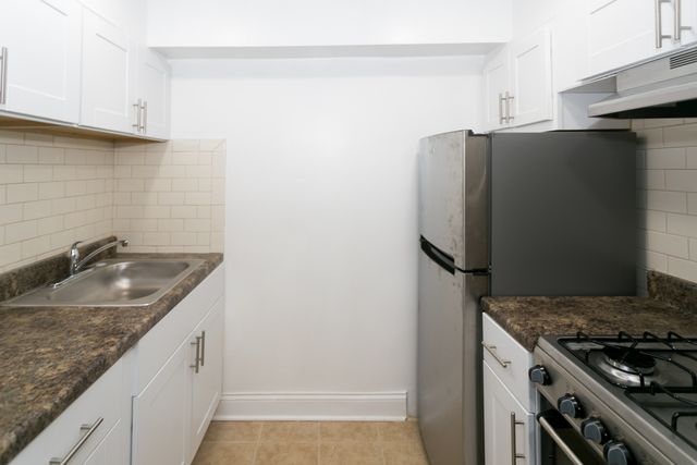 906 W Montrose Avenue GDN, Chicago, IL 60613