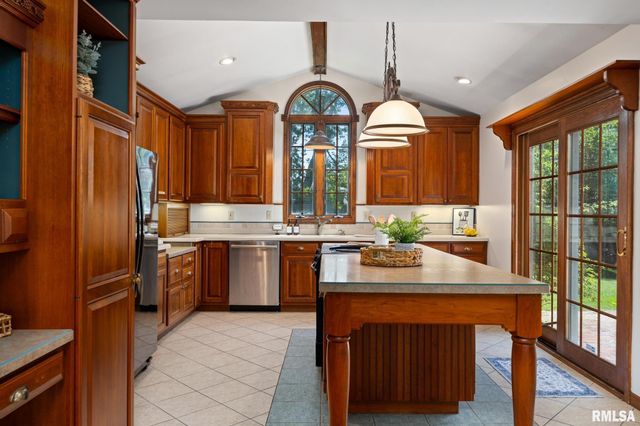 1806 W GAYLORD Avenue, Peoria, IL 61614