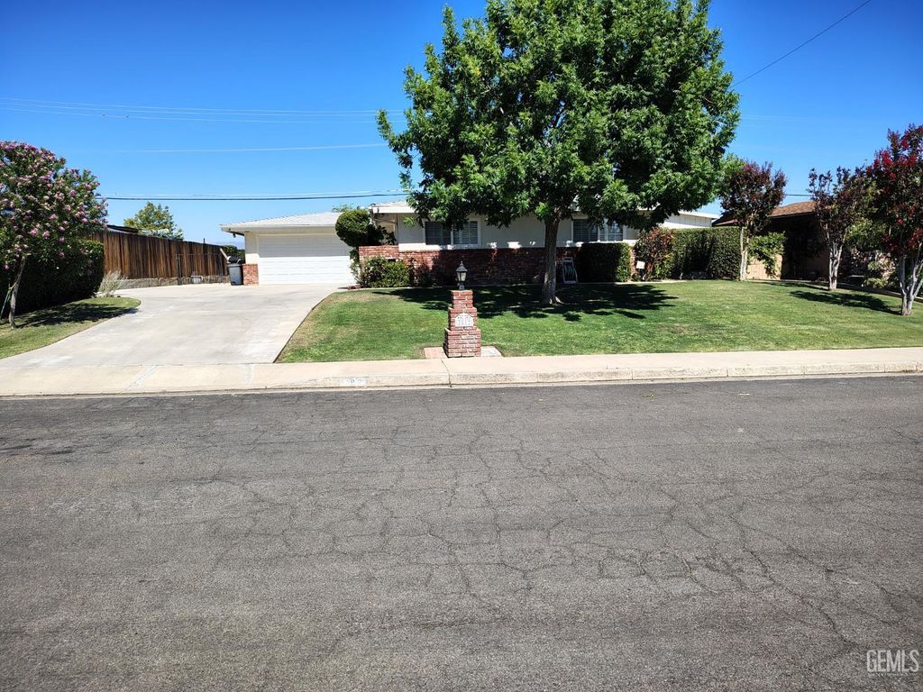 2812 Elmer Avenue, Bakersfield, CA 93308