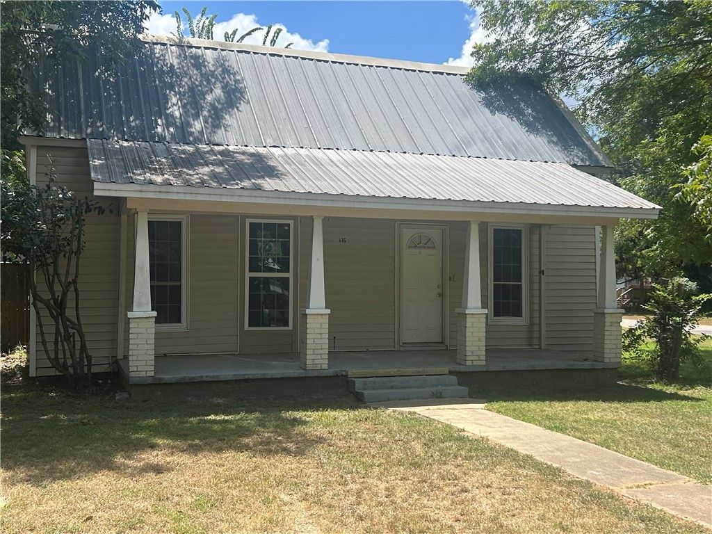 616 North Sharp Street, Franklin, TX 77856 — exterior