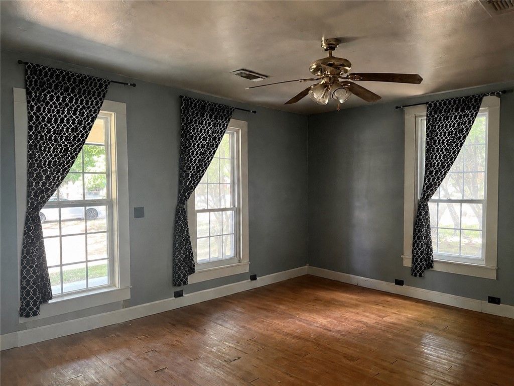616 North Sharp Street, Franklin, TX 77856 — photo 3