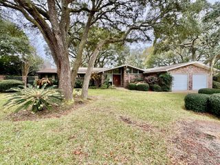 16 NE Wedgewood Lane, Fort Walton Beach, FL 32547