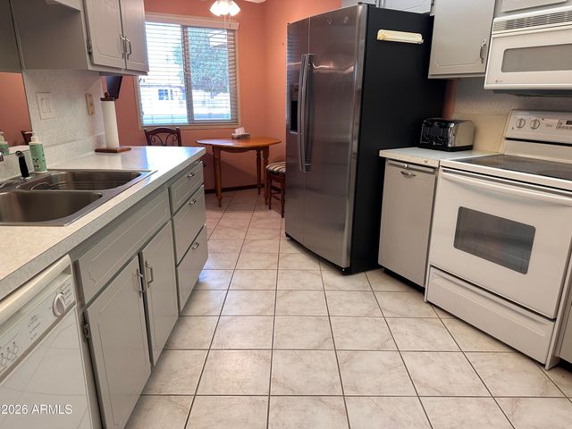 13813 N THUNDERBIRD Boulevard, Sun City, AZ 85351