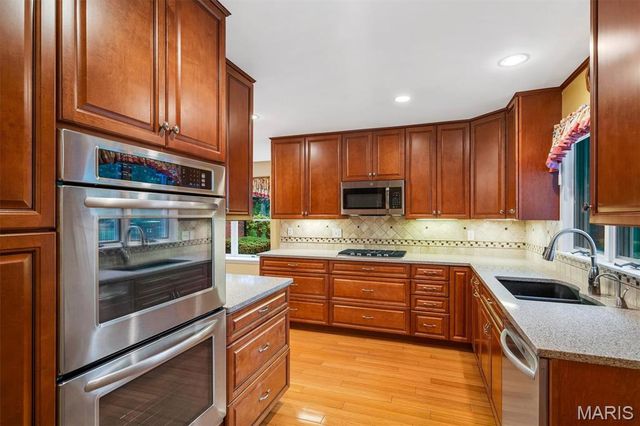 12120 Westwick Place, St Louis, MO 63127