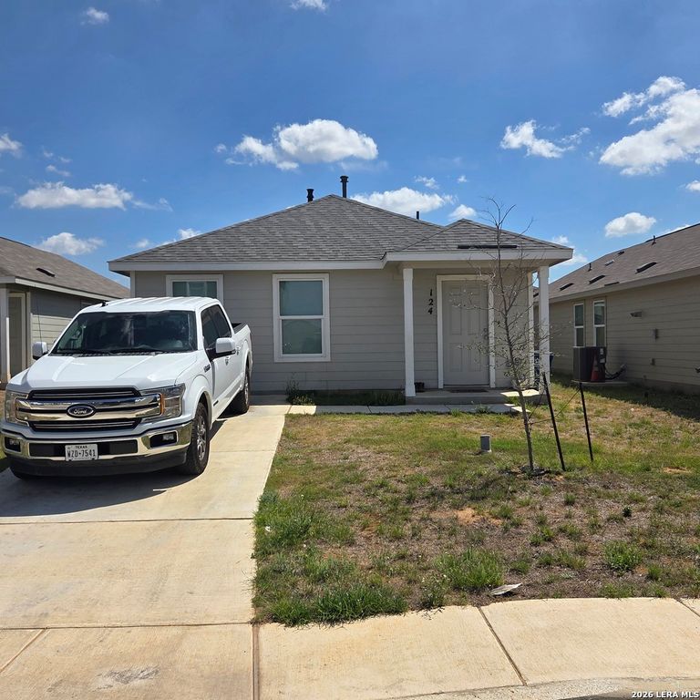 124 HORSESHOE TRL, Pleasanton, TX 78064