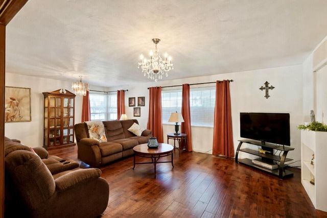 494 E Merritt Avenue, Tulare, CA 93274