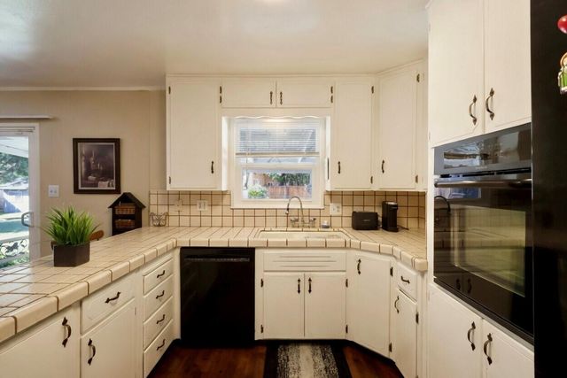 494 E Merritt Avenue, Tulare, CA 93274