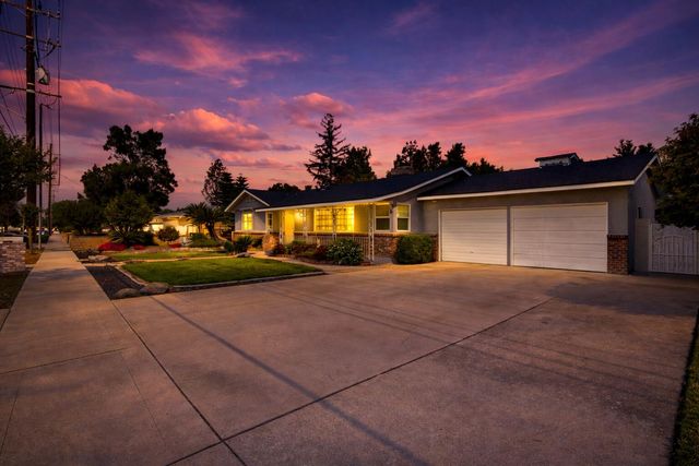 494 E Merritt Avenue, Tulare, CA 93274