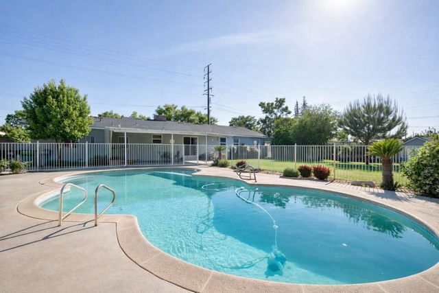 494 E Merritt Avenue, Tulare, CA 93274