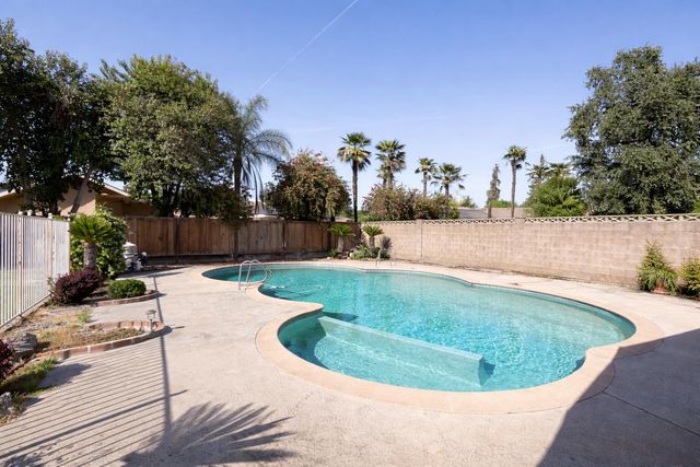 494 E Merritt Avenue, Tulare, CA 93274