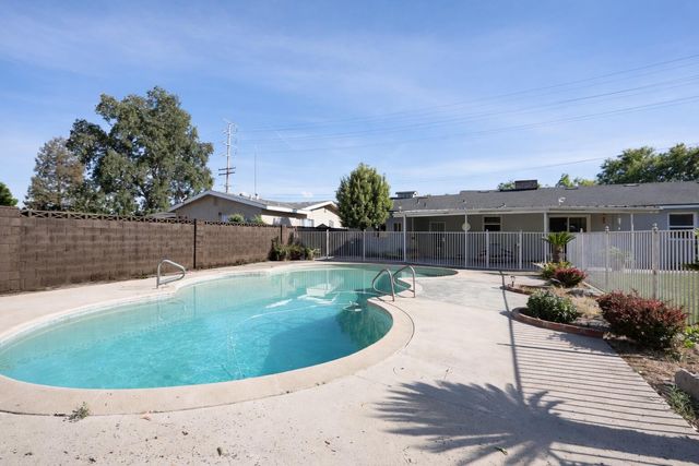 494 E Merritt Avenue, Tulare, CA 93274