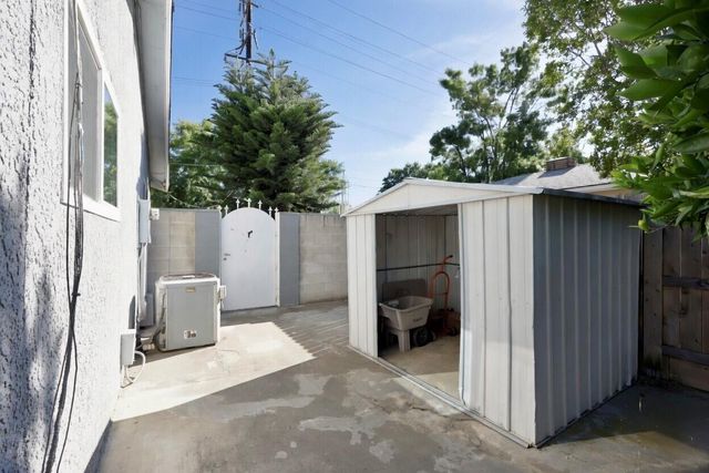 494 E Merritt Avenue, Tulare, CA 93274