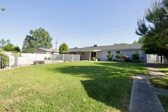 494 E Merritt Avenue, Tulare, CA 93274