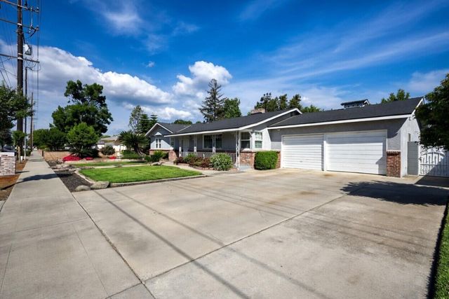 494 E Merritt Avenue, Tulare, CA 93274