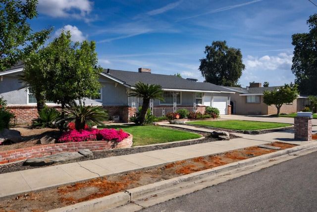 494 E Merritt Avenue, Tulare, CA 93274