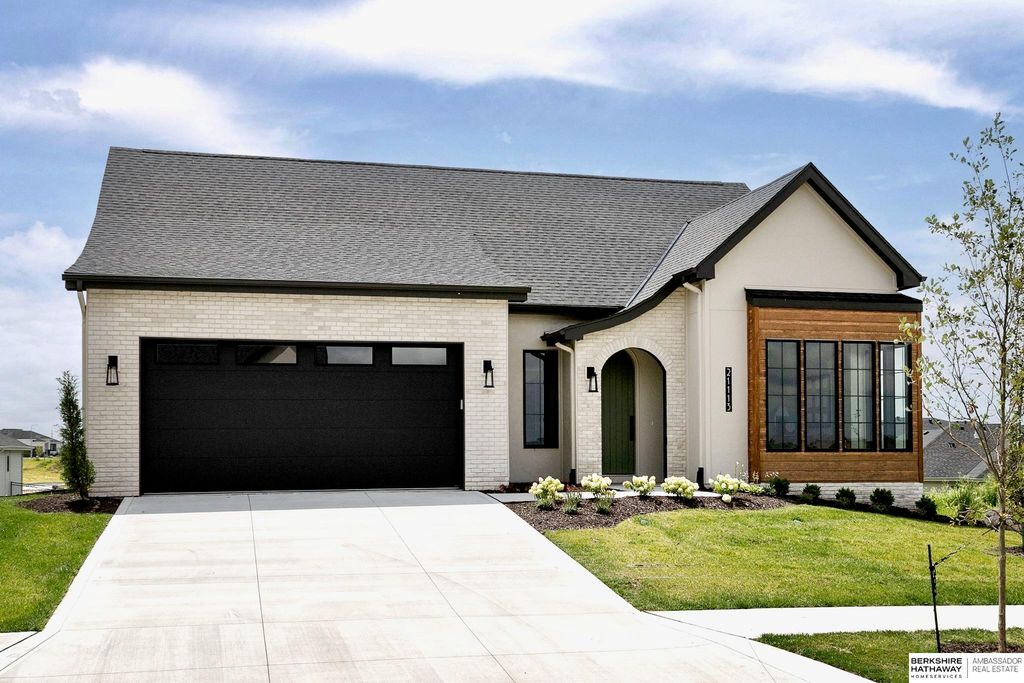 21113 Laurel Avenue, Elkhorn, NE 68022