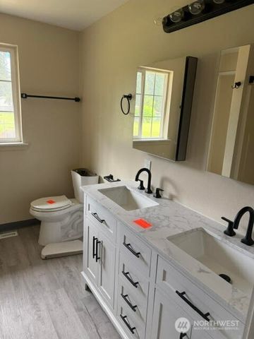 1306 Sherwood Court E, Tacoma, WA 98445