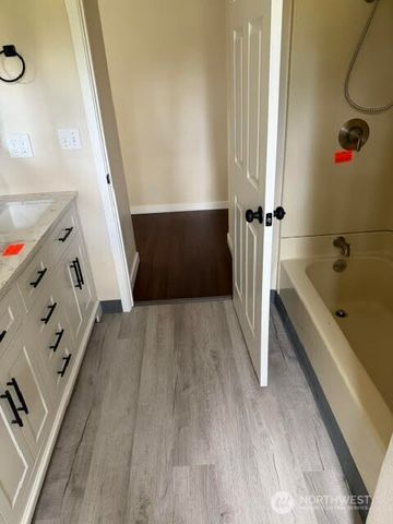 1306 Sherwood Court E, Tacoma, WA 98445