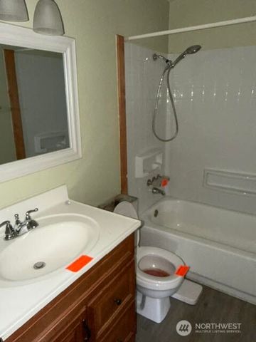 1306 Sherwood Court E, Tacoma, WA 98445