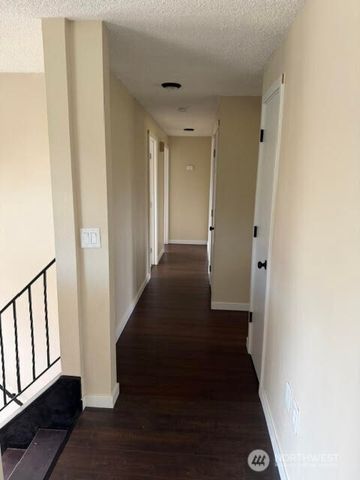 1306 Sherwood Court E, Tacoma, WA 98445