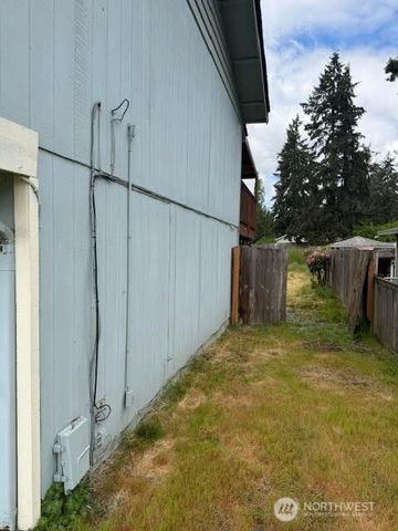 1306 Sherwood Court E, Tacoma, WA 98445