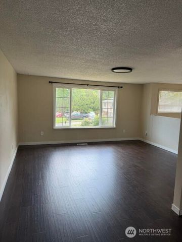 1306 Sherwood Court E, Tacoma, WA 98445
