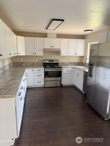 1306 Sherwood Court E, Tacoma, WA 98445