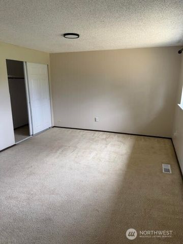1306 Sherwood Court E, Tacoma, WA 98445