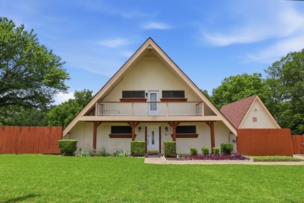 205 Roaring Springs Drive, Desoto, TX 75115