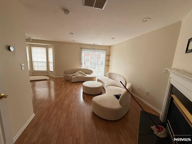 17 Mulberry Street, Jersey City, NJ 07305