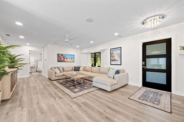 526 Linnet Circle, Delray Beach, FL 33444
