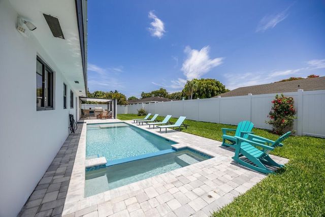 526 Linnet Circle, Delray Beach, FL 33444