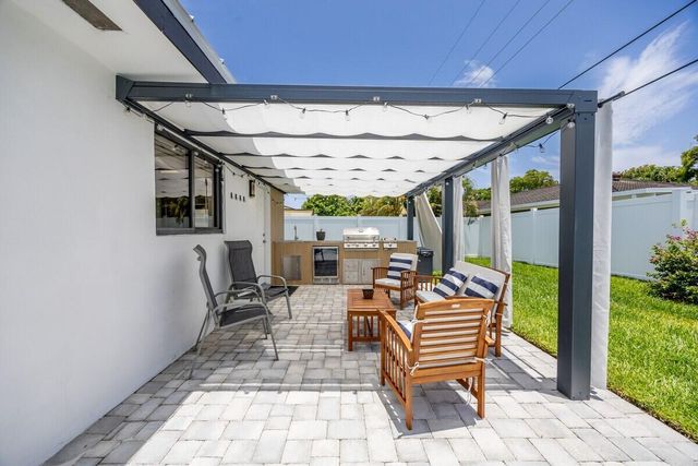 526 Linnet Circle, Delray Beach, FL 33444