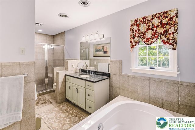 492 Arthurs Court, Bushkill Twp, PA 18064