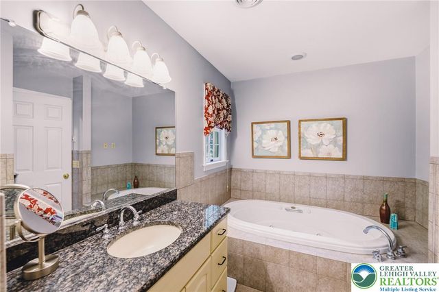 492 Arthurs Court, Bushkill Twp, PA 18064