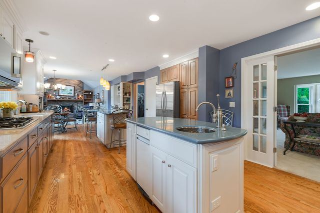 5903 Bentley Avenue, Willowbrook, IL 60527