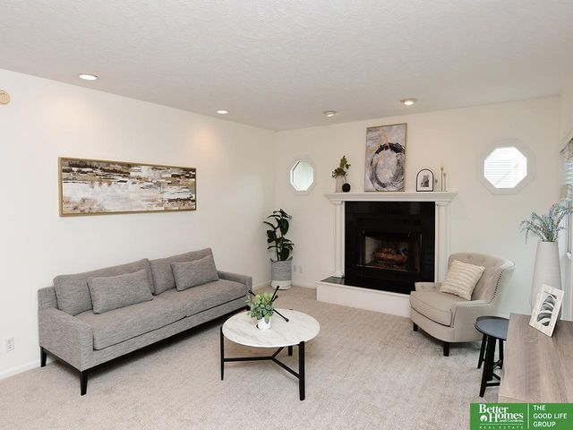 16321 Charles Circle, Omaha, NE 68118