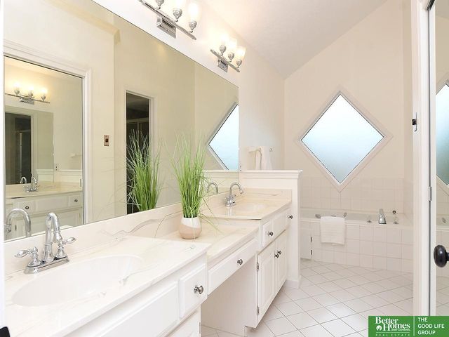 16321 Charles Circle, Omaha, NE 68118