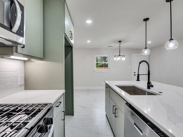 7207 Crestmont Street, Houston, TX 77033