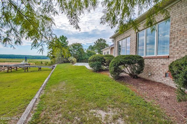 1231 Greenbriar Place, Vass, NC 28394