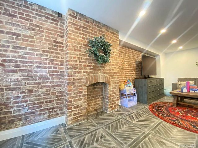 4112 20th Avenue, Astoria, NY 11105