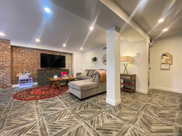 4112 20th Avenue, Astoria, NY 11105