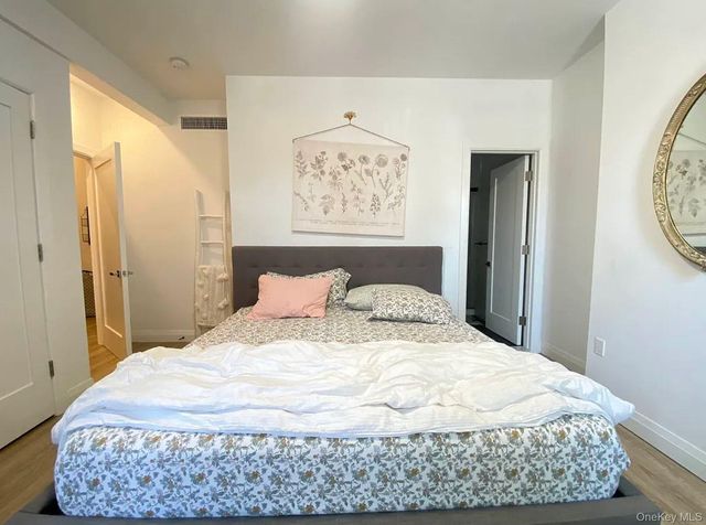 4112 20th Avenue, Astoria, NY 11105