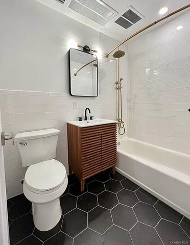 4112 20th Avenue, Astoria, NY 11105