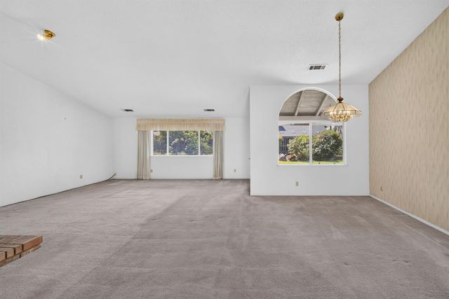 1437 E Goshen Avenue, Fresno, CA 93720