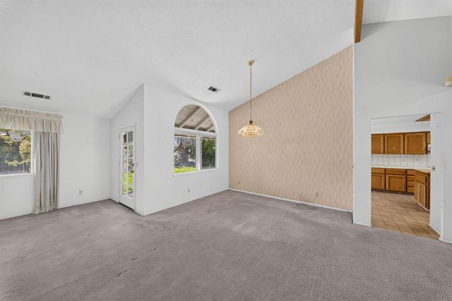 1437 E Goshen Avenue, Fresno, CA 93720