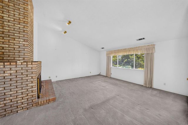 1437 E Goshen Avenue, Fresno, CA 93720